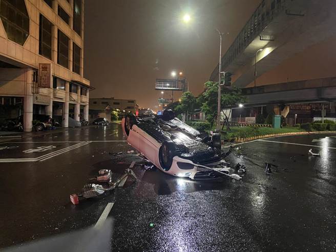 蔡男驾驶的宾士车翻车后，排气管和零件散落一地。（翻摄照片／石秀华高雄传真）