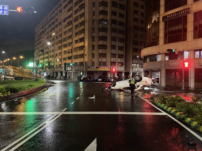 蔡男酒后驾驶宾士车，从中兴路往东行驶欲左转新生路时，失控撞上安全岛翻车。（翻摄照片／石秀华高雄传真）