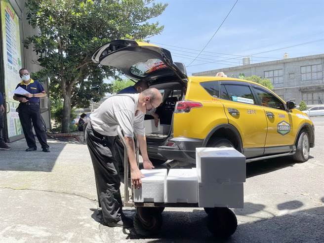 疫情期间，因应物流需求大增，中市推出小黄货送到府，协助物流配送及外送餐点。（台中市交通局提供／陈淑芬台中传真）