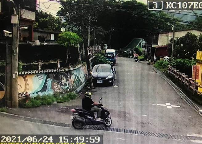 张姓男子骑乘机车至高雄市桃源区建山里南部中会建山长老教会勘查地形。（翻摄照片／林瑞益高雄传真）