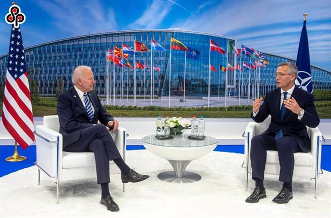 冷战思维？大陆指北约退官捧杀中国军力，撩拨中俄北极竞争。图为6月14日美国总统拜登在布鲁塞尔参加北约锋会与北约秘书长史托腾柏格（右）会谈。(NATO）