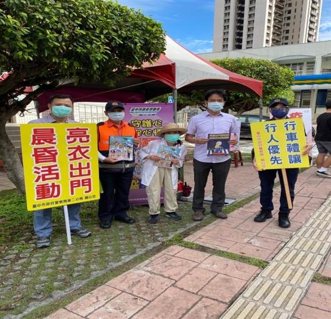 台中市警第二分局的「交通安全宣導團」，對長輩相當親切，叮嚀道路安全要記好。（台中市警第二分局提供／張妍溱台中傳真）