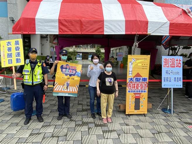 近來長輩外出打疫苗，太平警方加強實施交通安全暨防疫宣導。（太平警分局提供／張妍溱台中傳真）