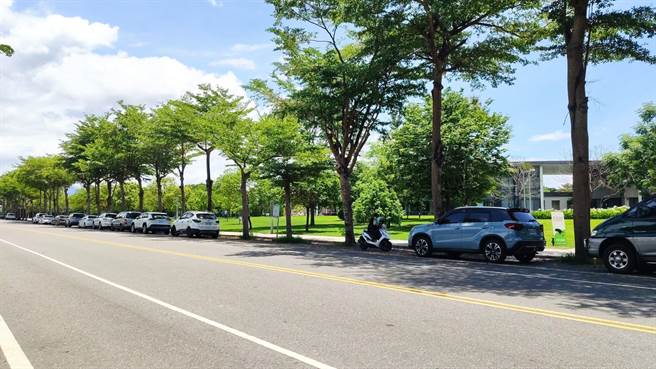 台东美术馆仅下午会有少数民眾前往运动散步。（蔡旻妤摄）