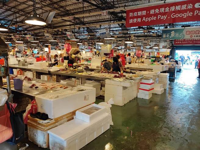 因部分媒体误植照片的影响，渔市零批场今日市况悽惨，摊商群情激愤。（渔市零批场提供／游念育台北传真）