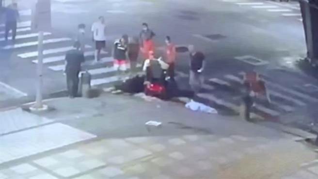 10街友圍住鄭姓街友痛打。（警方提供）