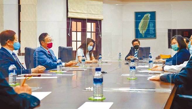 總統蔡英文（右）先前接見台積電董事長劉德音（左一）與永齡基金會創辦人郭台銘（左二）。(圖／總統府提供)