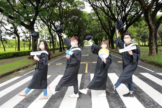 高雄大学26日举行线上毕业典礼，学生预录影片祝福彼此。（高雄大学提供／林瑞益高雄传真）