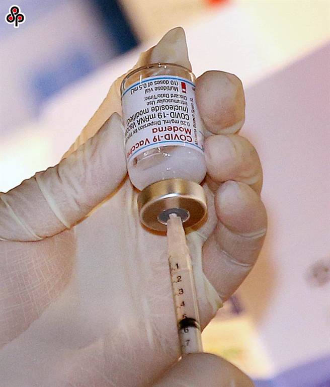 昨天是施打残剂疫苗的第一天，各医院诊所被民眾询问电话打爆，掀起一波「抢打」残剂潮。（本报资料照）