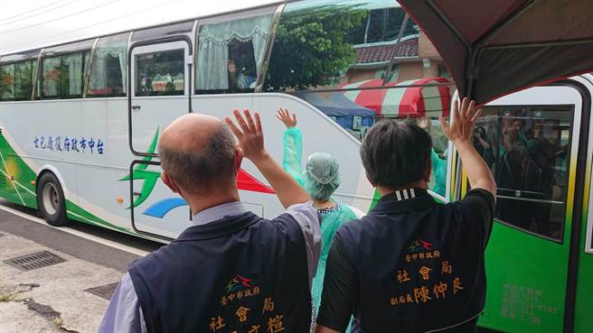 台中市政府出動大型復康巴士，免費接送原鄉長輩施打疫苗。（台中市社會局提供／王文吉台中傳真）