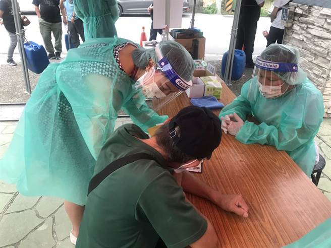 大安溪沿線達觀部落及白布帆部落的長輩施打疫苗。（台中市社會局提供／王文吉台中傳真）