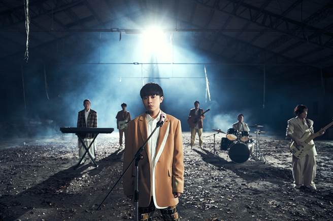 鱼丁纟日前拍摄新单曲〈终点起点〉MV。（环球提供）