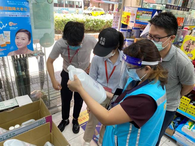 新北民生物資物價平穩小組查訪酒精價格。（圖由新北民生物資物價平穩小組提供／戴上容新北傳真）