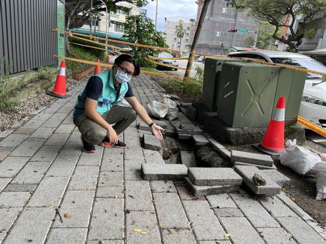 市议员郑功进服务处特助郑绍颉，第一时间接获民眾反映，因为是尚在保固期内的人行道毁损，立即通报新工处先行设置加强警示围篱，避免下雨天其他行人走过「意外入坑」（冯惠宜摄）