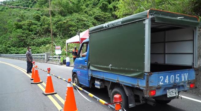 台東縣達仁鄉土坂村部落會議決定27日起撤除村莊入口防疫管制站。（蔡旻妤攝）