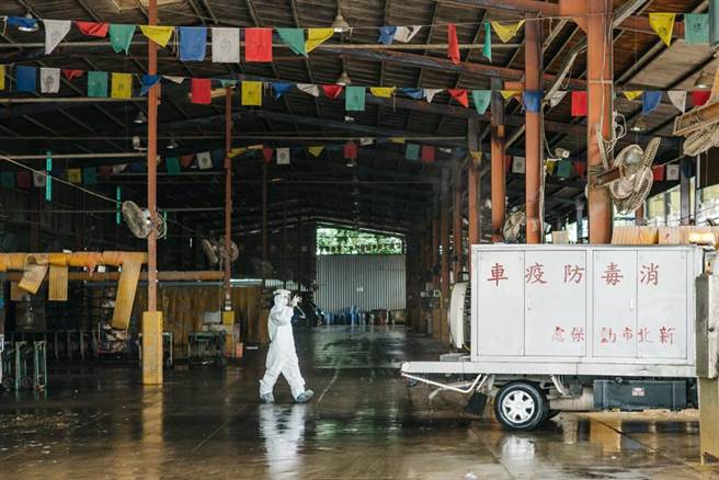 動保處26日前往家禽屠宰場運用消毒防疫車來回清消。(郭吉銓攝)
