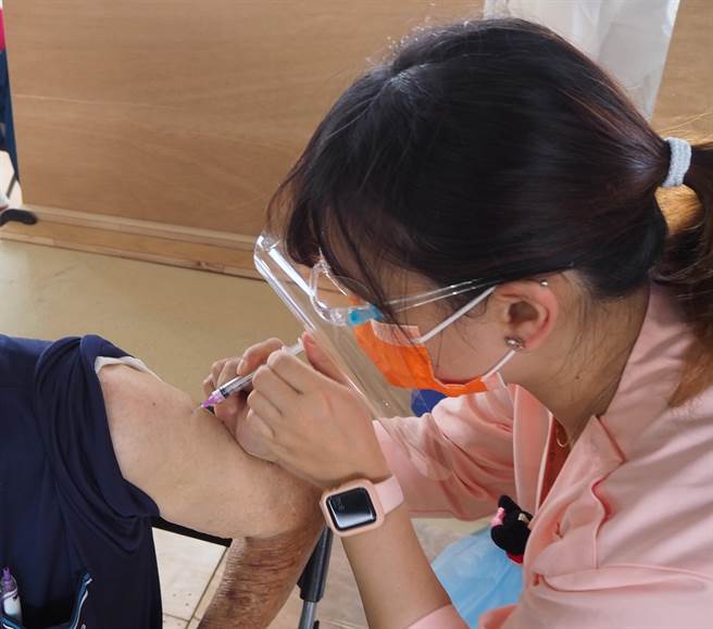 苗栗县新增1例接种疫苗后死亡案，院方已报请司法检验，以厘清死因是否与疫苗有关。图为长辈接种疫苗状况，与本事件无关。（陈育贤摄）