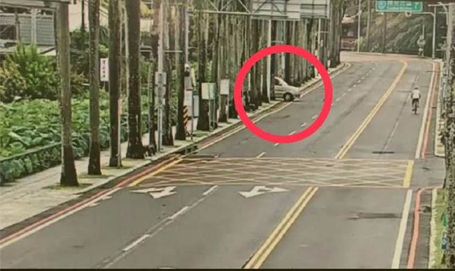 警方迅速調閱監視器畫面，確認馬達為店家所僱的水電工誤拆走。（警方提供）