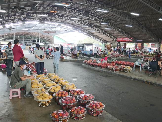 碰上芒果产季，玉井青果市场走道上空荡荡，放眼望去，现场叫卖的果农远比消费者还多。（张毓翎摄）