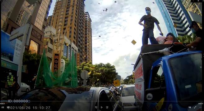 反空污反莱毒顾健康全民联盟发言人徐尚贤，站在宣传车上朝绿委赵天麟服务处撒冥纸抗议没疫苗可打。（翻摄照片／石秀华高雄传真）