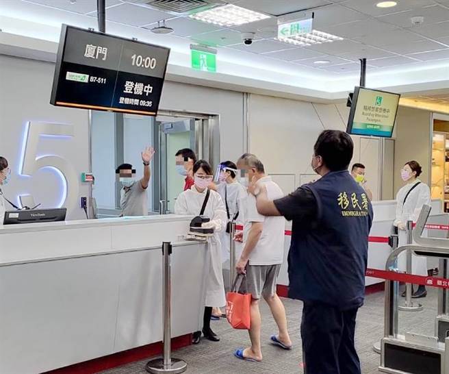 大陆海难船员挥手向嘉义县专勤队移民官道别。（移民署嘉义县专勤队提供∕吕妍庭嘉义传真）