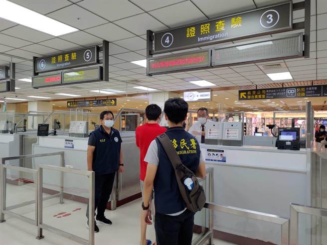 嘉义县专勤队移民官陪同大陆海难船员至松山机场搭机出境。（移民署嘉义县专勤队提供∕吕妍庭嘉义传真）