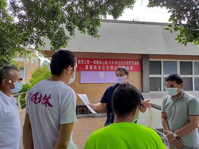 嘉义县专勤队移民官向大陆海难船员讲解返回大陆地区流程。（移民署嘉义县专勤队提供∕吕妍庭嘉义传真）