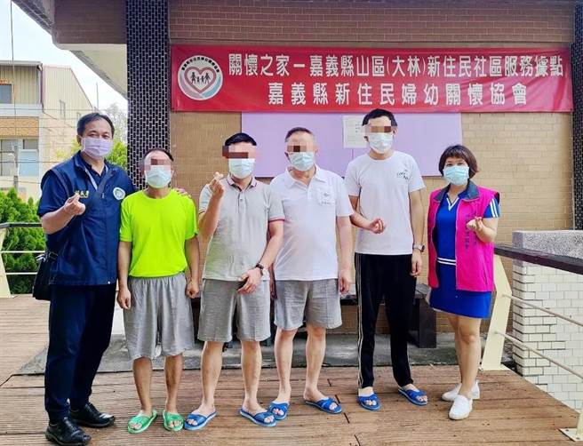 大陆海难船员获嘉义县专勤队、新住民妇幼关怀协会理事长邹宗琼大力协助，得以顺利返乡。（移民署嘉义县专勤队提供∕吕妍庭嘉义传真）
