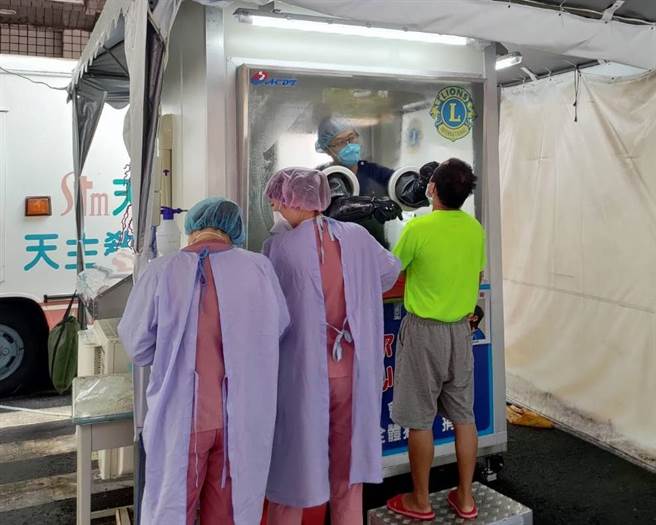 嘉义县专勤队移民官带着大陆海难船员至医院做出境前核酸检验，4人全是阴性。（移民署嘉义县专勤队提供∕吕妍庭嘉义传真）