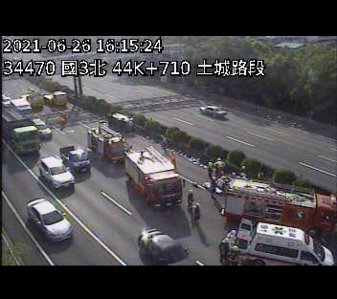 国3土城路段自小客自撞翻覆。（翻摄画面）