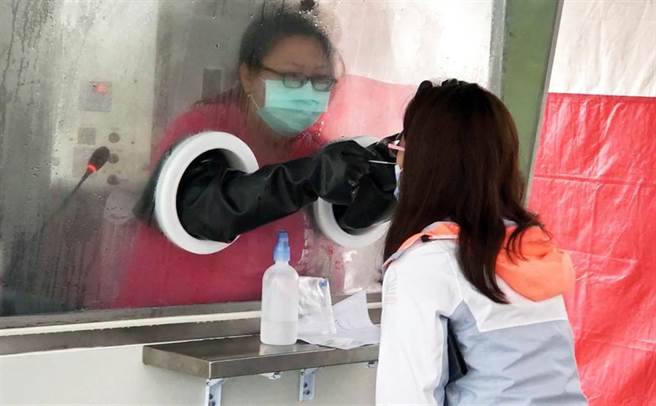 從祕魯返國在屏東隔離的祖孫，確定感染DELTA變異株，縣府緊急對楓港及善餘2村村民全面篩檢。（林和生攝）