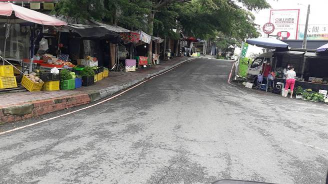 台中大坑九号步道26日仍有零星摊位出来摆摊，但登山步道被封，少见有民眾至此。（冯惠宜摄）