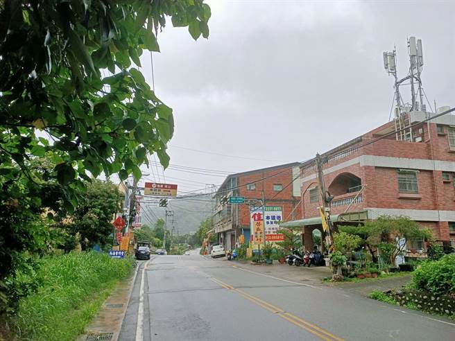 昔日重机驰哨的头汴坑长龙路，虽然是周休二日，不见车潮回流。（冯惠宜摄）