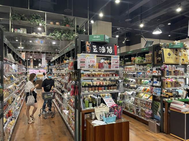 台中大远百超市周六人潮稍见回流。（冯惠宜摄）