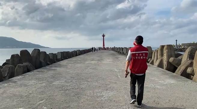 磺港漁港午後湧入許多民眾。(翻攝自影片)	