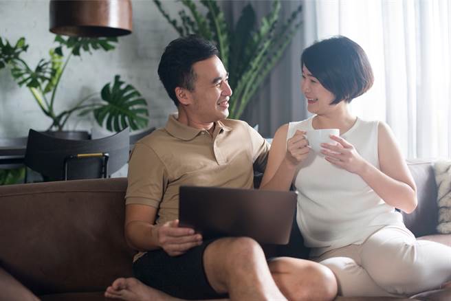 有些星座女懂得如何控制老公，讓伴侶受她們的影響，不知不覺地越來越像對方。(示意圖/達志影像)