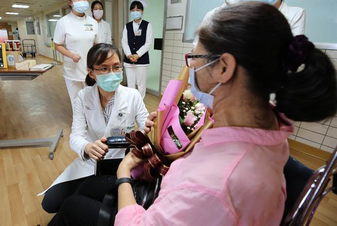 「安全阿姨」林女士说，终于能够自在呼吸了，医护团队祝福她出院。（慈济医院提供／王志伟花莲传真）