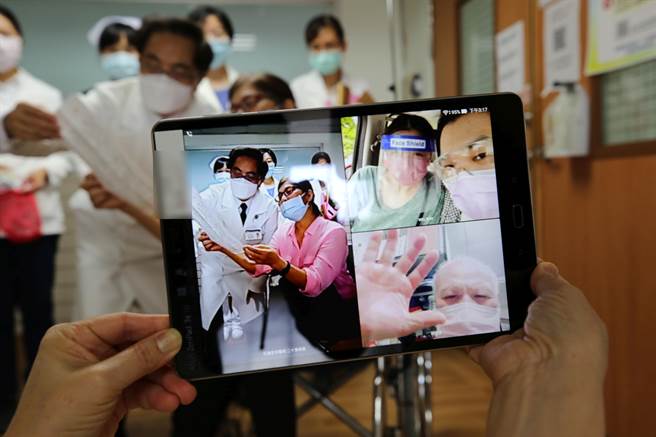 「安全帽阿姨」林女士染上肺炎病毒，担心老母亲担心而隐瞒，出院换上便服，终于可以健健康康的向母亲请安。（慈济医院提供／王志伟花莲传真）