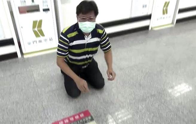 连等5天仍等不到机位赴台的男子跪地陈情，请求中央和地方政府帮忙解决。（民眾提供）