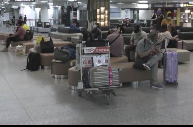 金门机场目前赴台班机只有3班，出现一位难求的情况，每天仍有不少人登记候补。（民眾提供）