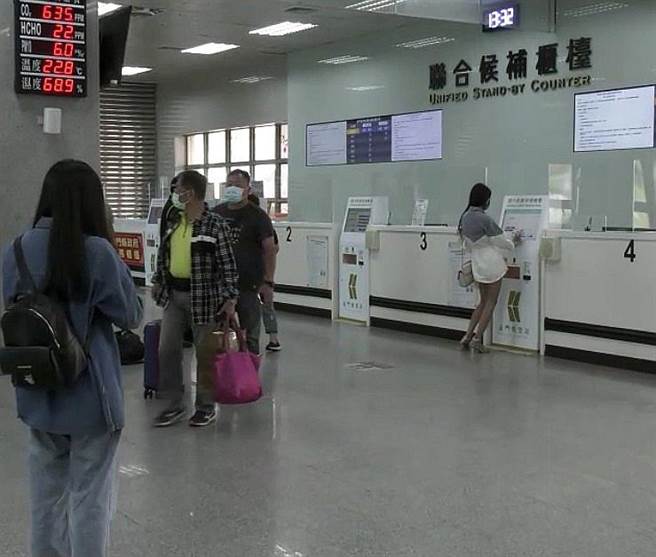 金门机场目前赴台班机只有3班，出现一位难求的情况，每天仍有不少人登记候补。（民眾提供）