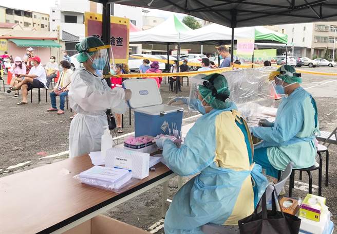 南投县卫生局26日于竹山镇桂林里夜市广场筛检310人，其中309人为阴性、快筛阳性1人，送往集中检疫所收治中。（南投县卫生局提供／陈世宗南投传真）