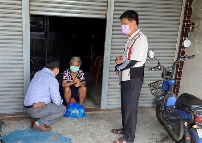 雲林縣政府因應長者施打疫苗，加強獨居長者居家關懷。（雲林縣政府提供／張朝欣雲林傳真）