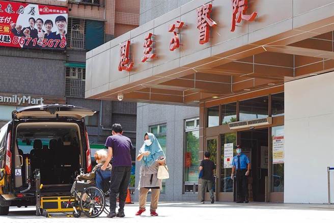 仁武群聚引爆新北高雄大战，确诊者妻子如今出面控诉恩主公医院医疗疏失，丈夫3次回诊如实禀报症状，院方却都没反应。(图／资料照)