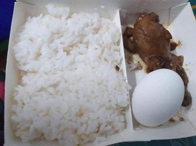 前阵子苗栗竹南科学园区爆发一连串移工群聚感染事件，移工因此被限制外出，可仲介提供的便当完全没青菜，意外引发外媒关注，恐损台湾国际形象。（图／FB_曾玟学 苗栗县议员）