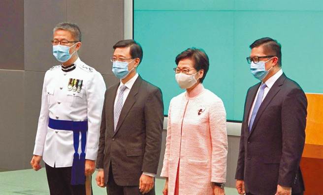 香港特区行政长官林郑月娥（右二）25日与新任政务司长李家超（左二）、保安局长邓炳强（右）与警务处长萧泽颐（左）等人共同会见媒体。（中新社）