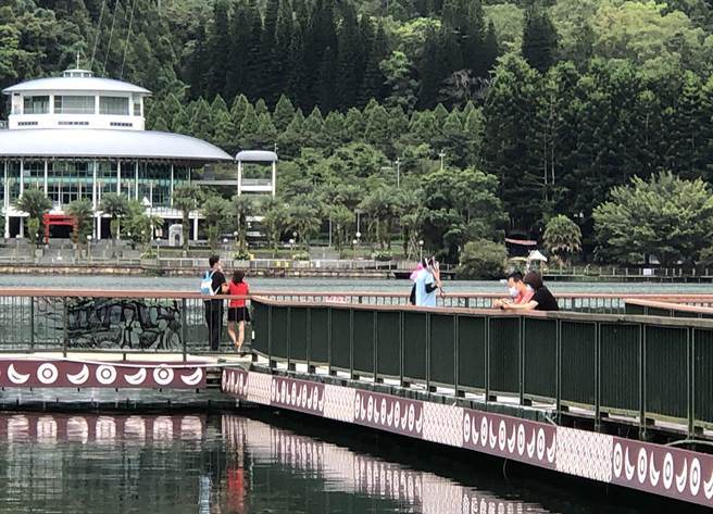 日月潭伊达邵游客中心的码头，今天仅见零星男女前往欣赏湖光山色。（陈世宗摄）