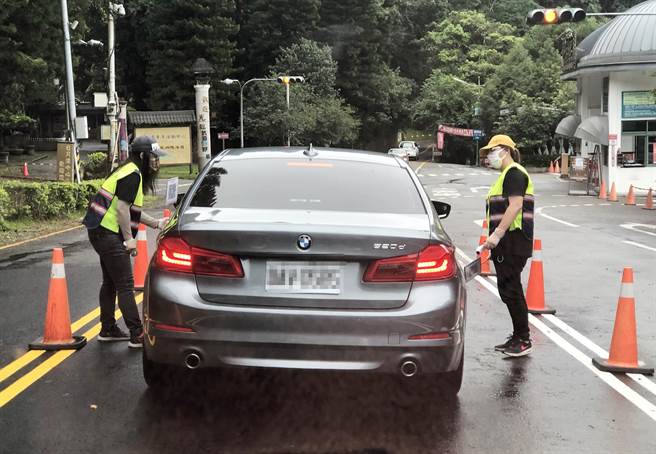 假日前往日月潭的人潮，经伊达邵社区防疫站呼吁，今天不再一窝蜂涌向日月潭。（陈世宗摄）