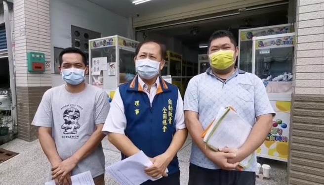 受疫情影響，夾娃娃機店與許多行業一樣被迫歇店停業，今26日多位夾娃娃機店業者齊發聲。（呂妍庭翻攝）
