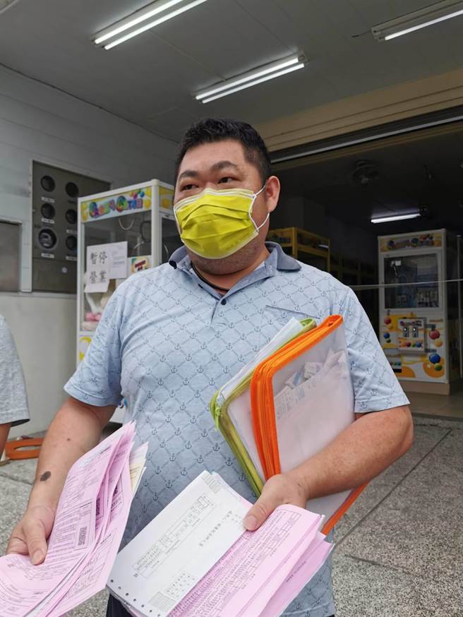 經營10多家店的黃姓業者說，停業已逾1個多月，不得不跟家人借了百萬元來支付面租金、貸款等開支。（呂妍庭攝）